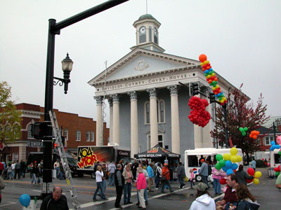 "Lexington Barbecue Festival - Crowd 2" by Dennis Brown. Licensed under CC BY 3.0 via Wikimedia Commons.